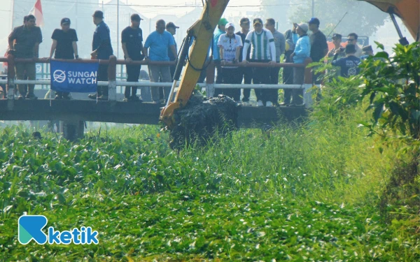 Foto Kondisi Kali Pelayaran di Desa Krembangan, Kecamatan Taman, saat didatangi oleh Bupati Sidoarjo Subandi, Dandim Letkol Dedyk Wahyu Widodo, dan anggota DPRD Jatim dari Partai Demokrat Dedi Irwansyah pada Sabtu (21 Juni 2025). (Foto: Fathur Roziq/Ketik.co.id)