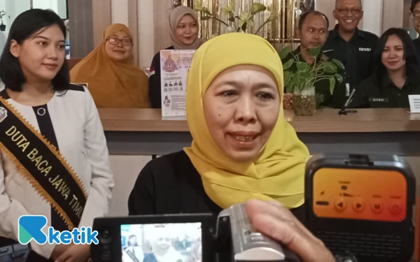 Thumbnail Berita - Gubernur Khofifah Tak Penuhi Panggilan KPK Soal Dana Hibah, Hadiri Wisuda Anak di China