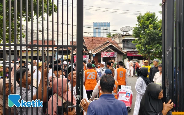 Thumbnail Berita - Isu Teror Bom Pesawat Jemaah Haji Surabaya, Handayani Cemas Menanti Kepulangan Suami