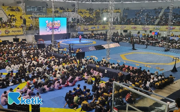Foto Sebanyak 2.518 atlet dari 151 tim yang berasal dari 18 provinsi di Indonesia mengikuti ajang kejuaraan Taekwondo Grade B Nasional.yang berlangsung di GOR Among Rogo ini. (Foto: Fajar Rianto/Ketik)