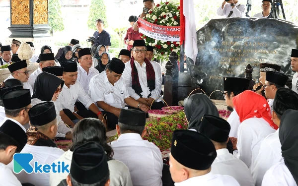 Thumbnail Berita - Penuh Haru! Ribuan Kader PDIP se-Jateng Ziarah Makam Bung Karno, Ini Pesan Bambang Pacul