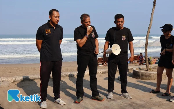 Foto Penggagas komunitas Ngewedang Marliyus Marle (tengah) memberikan pengarahan pada peserta kegiatan sebelum melakukan aksi bersih-bersih pantai. (Foto: Marlyus/Ketik)
