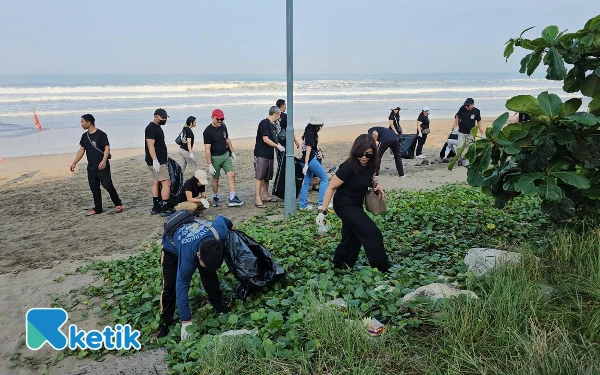 Foto Komunitas Ngewedang, yang merupakan perkumpulan aparatur dan tenaga honorer Pengadilan Tinggi Denpasar, saat melakukan kegiatan bersih-bersih pantai di kawasan Pantai KuDeTa, Seminyak, Bali.(Foto: Marlyus/Ketik)