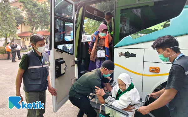 Thumbnail Berita - Sempat Dapat Teror Bom, Kloter 33 Tiba di Debarkasi Surabaya dalam Kondisi Sehat