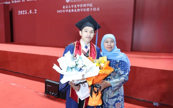 Thumbnail Berita - Hadiri Wisuda Putranya, Gubernur Khofifah Jadi Tamu Kehormatan di Peking University Tiongkok
