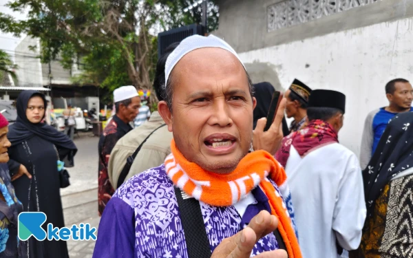 Thumbnail Berita - Haru dan Lega, Keluarga Sambut Jemaah Haji Usai Isu Bom Kloter 33 Debarkasi Surabaya