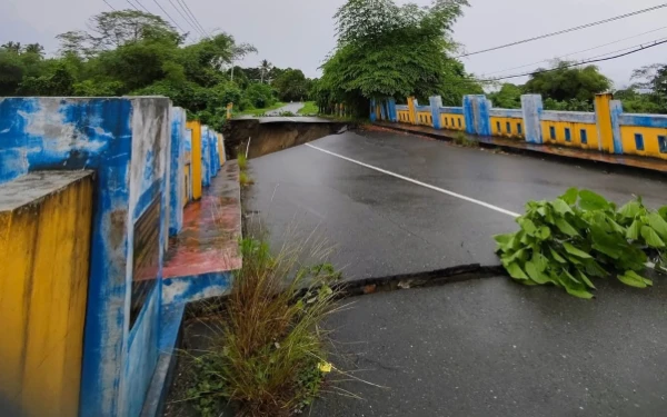 Foto Jembatan Ambruk akibat banjir di desa Tuwokona Bacan Selatan (Foto: Mursal/Ketik.co.id)