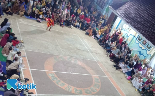 Foto Suasana semarak menyelimuti halaman Madrasah Ibtidaiyah Muhammadiyah (MIM) Padi III, Kecamatan Tulakan, Pacitan, Sabtu malam 21 Juni 2025.