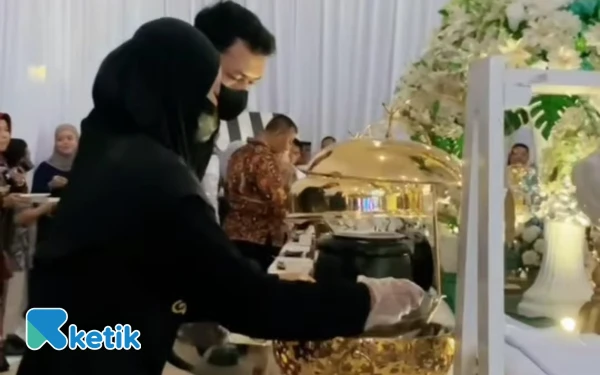 Foto Berawal dari sebuah swalayan kecil di Kencong pada awal tahun 2000-an, Dira Group kini berkembang pesat dengan merambah berbagai unit usaha, mulai dari Dira Swalayan, Dira Cafe, Dira Park dan Dira Hotel. (Foto: Atta/ Ketik)