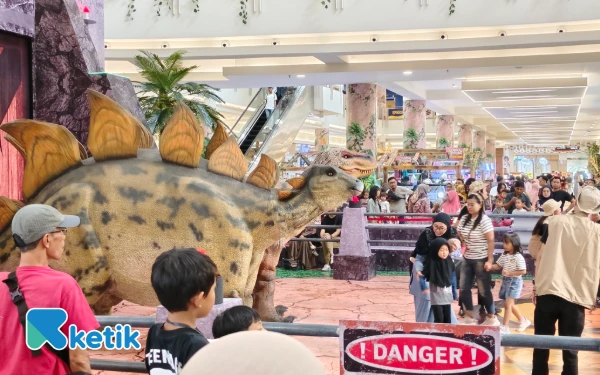 Thumbnail Berita - Solusi Liburan Seru dan Edukatif, Sensasi Dinosaurus di Tengah Kota Surabaya