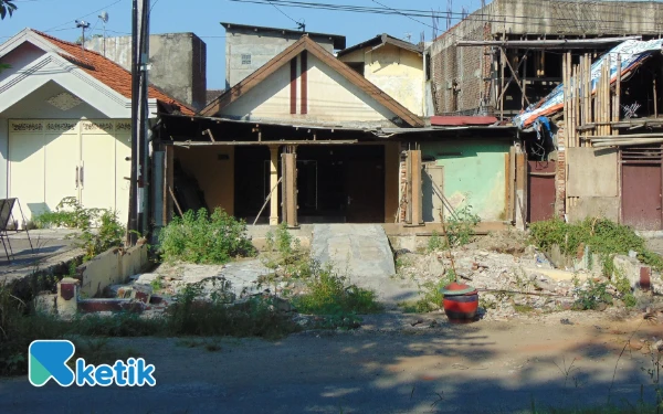 Foto Rumah warga yang pembebasannya terpaksa mundur karena pemilik meninggal. (Foto: Fathur Roziq/Ketik)