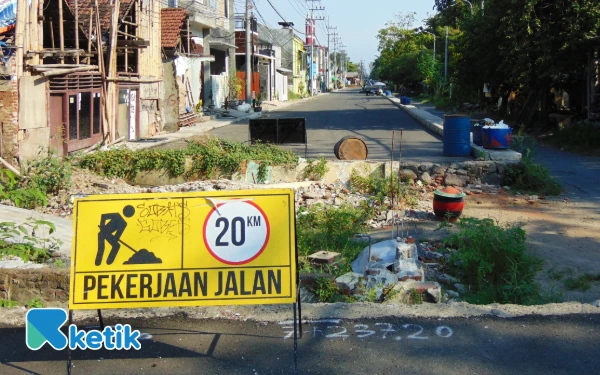 Foto Posisi lahan warisan yang berada di tengah bentang frontage road antara Jalan Lingkar Timur dan PT Japfa Comfeed Indonesia. (Foto: Fathur Roziq/Ketik)