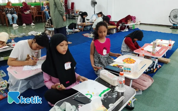 Foto Para peserta saat mengikuti Seleksi Bakat Menggambar yang digelar Saung Kanak Nusantara. (Foto: Lutfia/Ketik)