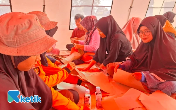 Thumbnail Relawan bencana Dinas Perindustrian Perdagangan dan Koperasi Halsel menyiapkan keperluan makanan bagi pengungsi banjir pulau Bacan Senin 23 Juni 2025 (Foto: Mursal/Ketik.co.id)