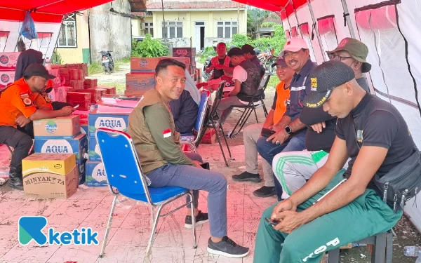 Thumbnail Plt Kepala BPBD Halsel Aswin dan sejumlah pimpinan OPD siaga di tenda Posko Bencana Senin 23 Juni 2025 (Foto: Mursal/Ketik.co.id)