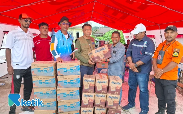 Thumbnail Bantuan berupa mie instan dan air mineral diberikan Oleh Komunitas Pemerhati Sepak Bola Halsel yang di Ketuai Sarjan Jafar Senin 23 Juni 2025 (Foto: Mursal/Ketik.co.id)