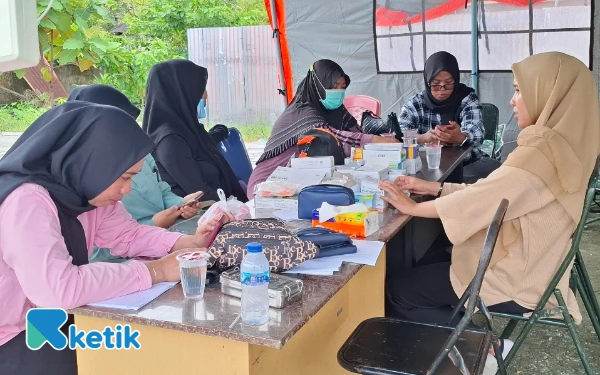 Thumbnail Tim medis Dinas Kesehatan Halsel siap siaga menangani masalah kesehatan yang dialami korban banjir siap siaga Senin 23 Juni 2025 (Foto: Mursal/Ketik.co.id)