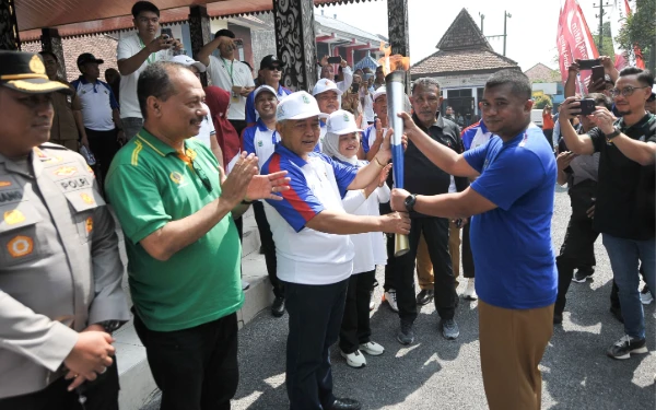 Thumbnail Berita - Kirab Obor Api Porporv Jatim IX 2025 Masuk Kabupaten Malang, Disambut Ribuan Warga