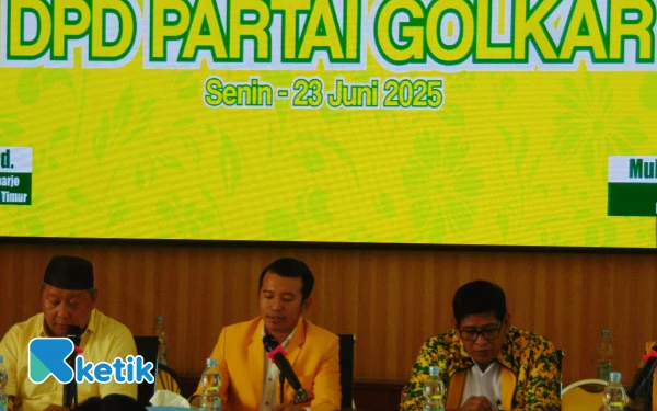 Foto Adam Rusydi (tengah) memimpin konferensi pers pernyataan sikap Partai Golkar terkait kegaduhan politik di Kabupaten Sidoarjo. (Foto: Fathur Roziq/Ketik)