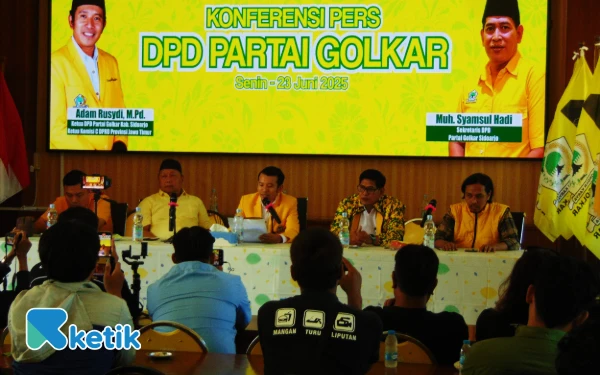 Foto Suasana konferensi pers Partai Golkar di Kantor DPD Partai Golkar Sidoarjo yang dihadiri puluhan awak media pada Senin (23 Juni 2025). (Foto: Fathur Roziq/Ketik)