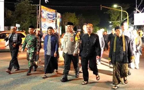 Foto Momen pemerintah daerah dan masyarakat Pacitan Mlaku Suran pada tahun lalu. (Foto/Prokopim Pacitan).