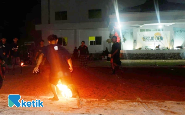 Foto Olahraga ekstrem, sepak bola api Brojo Geni yang digelar di Lapangan Desa Sidomulyo, Kebonagung Pacitan, 20 Juli 2024. (Foto: Al Ahmadi/Ketik)