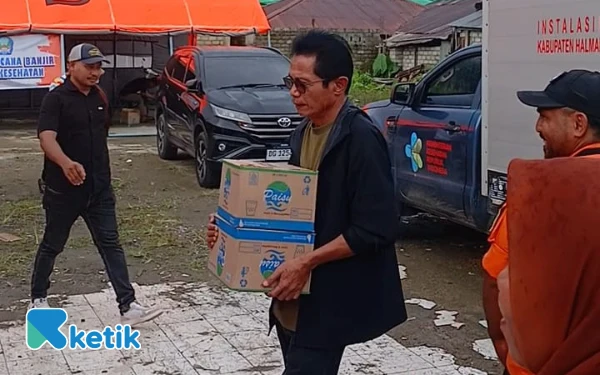 Foto Wabup Helmi dan sejumlah wartawan memindahkan air mineral dari pick up ke tenda Posko Bencana (Foto: Mursal/Ketik.co.id)