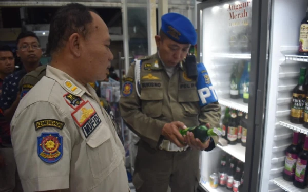 Thumbnail Berita - Satpol PP Surabaya Segel Toko Kelontong Penjual Miras Ilegal