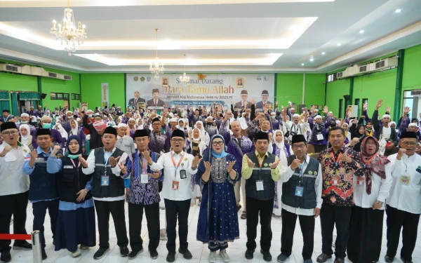 Thumbnail Berita - Jemaah Haji Kloter 39 Tiba di Surabaya, Anggota Komisi VIII DPR RI Doakan Mabrur