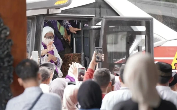 Gambar 201 Jemaah Haji Tiba di Pacitan, Dua Tak Bisa Pulang: Satu Wafat, Satu Dirawat