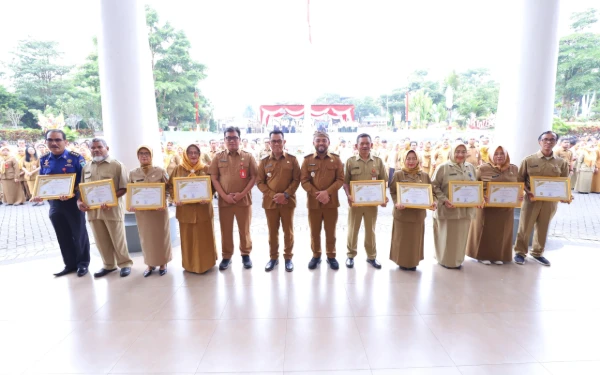 Gambar ‎Sembilan ASN Purna Tugas Pemkot Batu Dapat Penghargaan dari Wali Kota    ‎