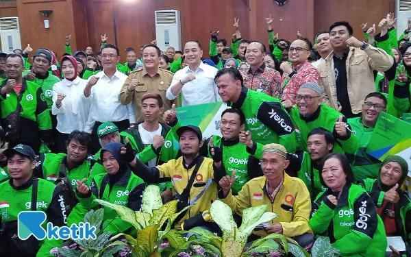 Gambar Wajah Berseri-seri, 15 Ribu Pengemudi Ojol Surabaya Dapat Bantuan BPJS Ketenagakerjaan