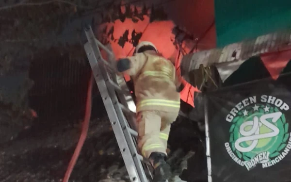 Gambar Korsleting Listrik, Rumah di Jalan Tambaksari Surabaya Hangus Terbakar