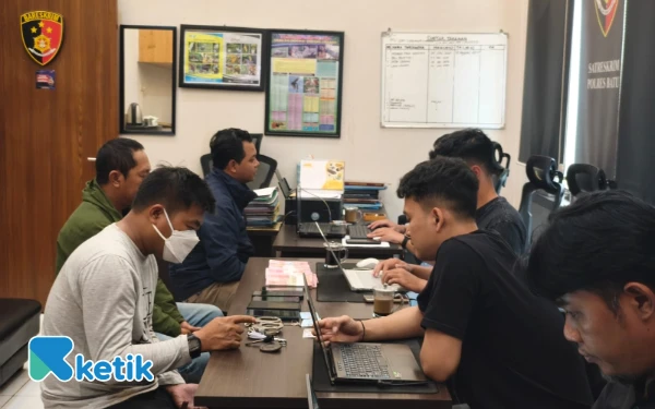 Gambar Tiga Warga Pujon Malang Beraksi Bak Polisi, Korban Diborgol dan Dimintai Tebusan Rp25 Juta