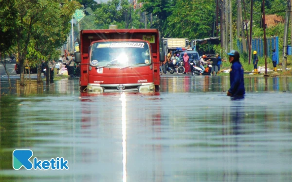 Thumbnail Berita - Bupati Subandi Usulkan Peninggian Jalan, Banjir Jalan Raya Porong Terjadi Begitu Cepat