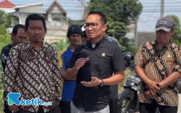 Thumbnail Berita - Bantu Bangun Jalan Desa, Anggota DPRD Sidoarjo Pratama Yudhiarto Didoakan Selalu Sukses