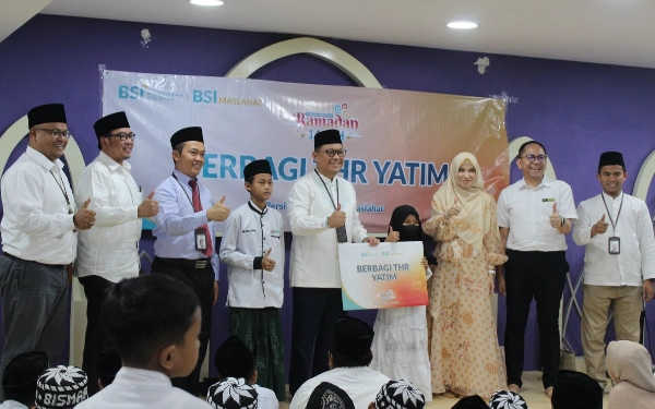 Thumbnail Berita - BSI Region VIII Berikan Baju Baru untuk 100 Anak Yatim Surabaya