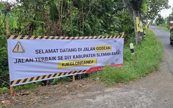 Foto Salahsatu banner yang dipasang masyarakat saat melakukan protes setahun yang lalu. (Foto: Fajar Rianto / Ketik.co.id)