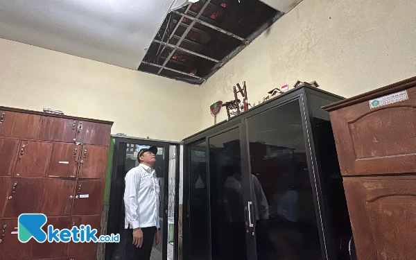 Thumbnail Berita - Atap SMPN 3 Porong Ambrol, Bupati Sidoarjo Subandi Siapkan Perbaikan