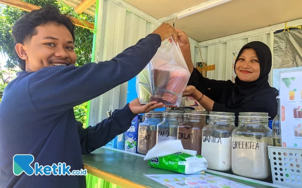 Foto Pembeli, Apip (21) tampak sumringah berkat pelayan Citra yang begitu ramah. (Foto: Al Ahmadi/Ketik.co.id)