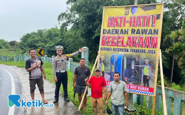 Thumbnail Berita - Satlantas Polres Way Kanan dan Warga Pasang Banner Imbauan Keselamatan dan Ketertiban Berkendara