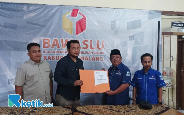 Thumbnail Berita - APK Dibakar OTK, Caleg Demokrat Lapor ke Bawaslu Kabupaten Malang