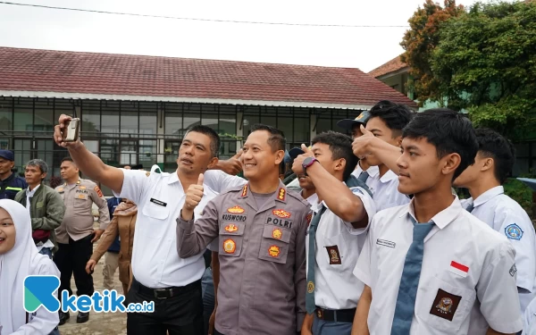 Foto Kapolresta Bandung Kombes Pol Kusworo Wibowo seusai jadi inspektur upacara di SMAN 1 Bojongsoang, Desa Tegalluar Kec Bojongsoang Kab Bandung, Senin (27/2/23). (Iwa/Ketik.co.id)