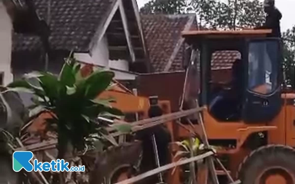 Thumbnail Masalah Harta Gono-gini, Anak di Kabupaten Malang Buldoser Rumah Ibu Kandungnya