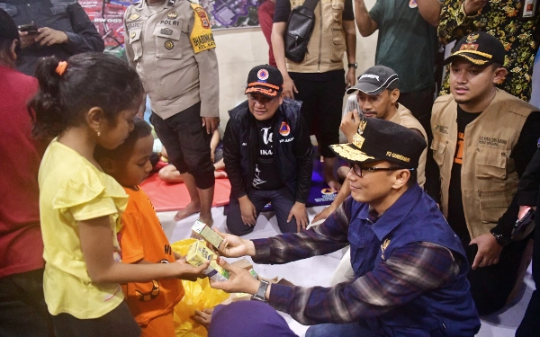 Thumbnail Prof Zudan Dengarkan Curhatan Warga saat Tinjau Korban Banjir di Makassar