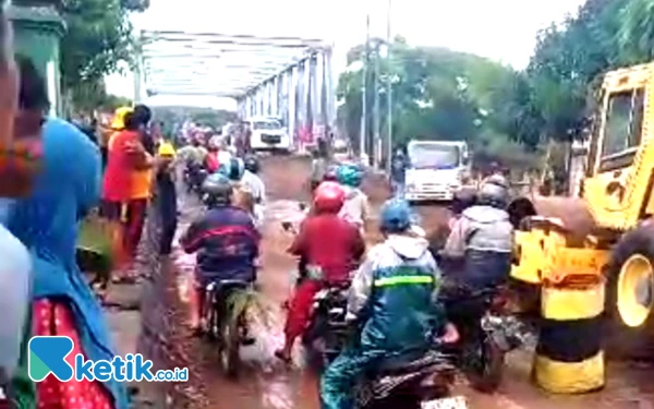 Thumbnail Jembatan Darurat Kalibagor Situbondo Ambles, Akses Utama ke Bondowoso Dialihkan