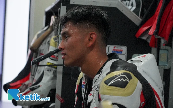 Thumbnail Bukan hanya sebagai pembalap satu-satunya Indonesia yang tampil di Grand Prix (MotoGP, Moto2, Moto3) saat ini, Mario Aji kini juga telah tercatat sebagai pembalap Indonesia tersukses di ajang Grand Prix dalam sejarah. Belum pernah ada rider Indonesia lain yang mampu mencetak lebih dari satu poin seperti Mario Aji sebelumnya di ajang balap motor paling bergengsi sedunia ini. (Foto: Team Management Mario Aji for Ketik.co.id)