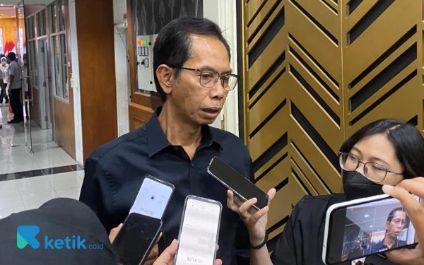 Thumbnail Berita - Ketua DPRD Kota Surabaya Kritik Penempelan Stiker Keluarga Miskin 