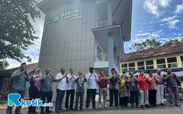 Thumbnail Bupati Bassam Kasuba memberi salam Saruma di depan Gedung Saruma di Kampus 2 Universitas Khairun yang ada di Kelurahan Gambesi, Kota Ternate bersama sejumlah kepala dinas dan pimpinan kampus. (Foto: Mursal Bahtiar/Ketik.co.id)