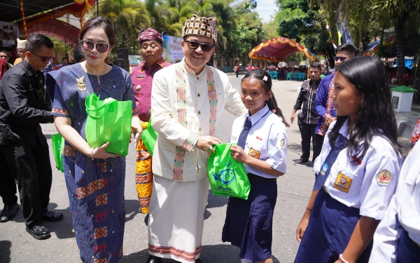 Dorong Peningkatan Konsumsi Ikan, Sekdaprov Sulsel Serahkan Paket Bantuan